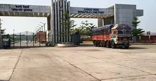 ৮ দিন বন্ধ থাকার পর বেনাপোল বন্দরে আমদানি-রপ্তানি শুরু